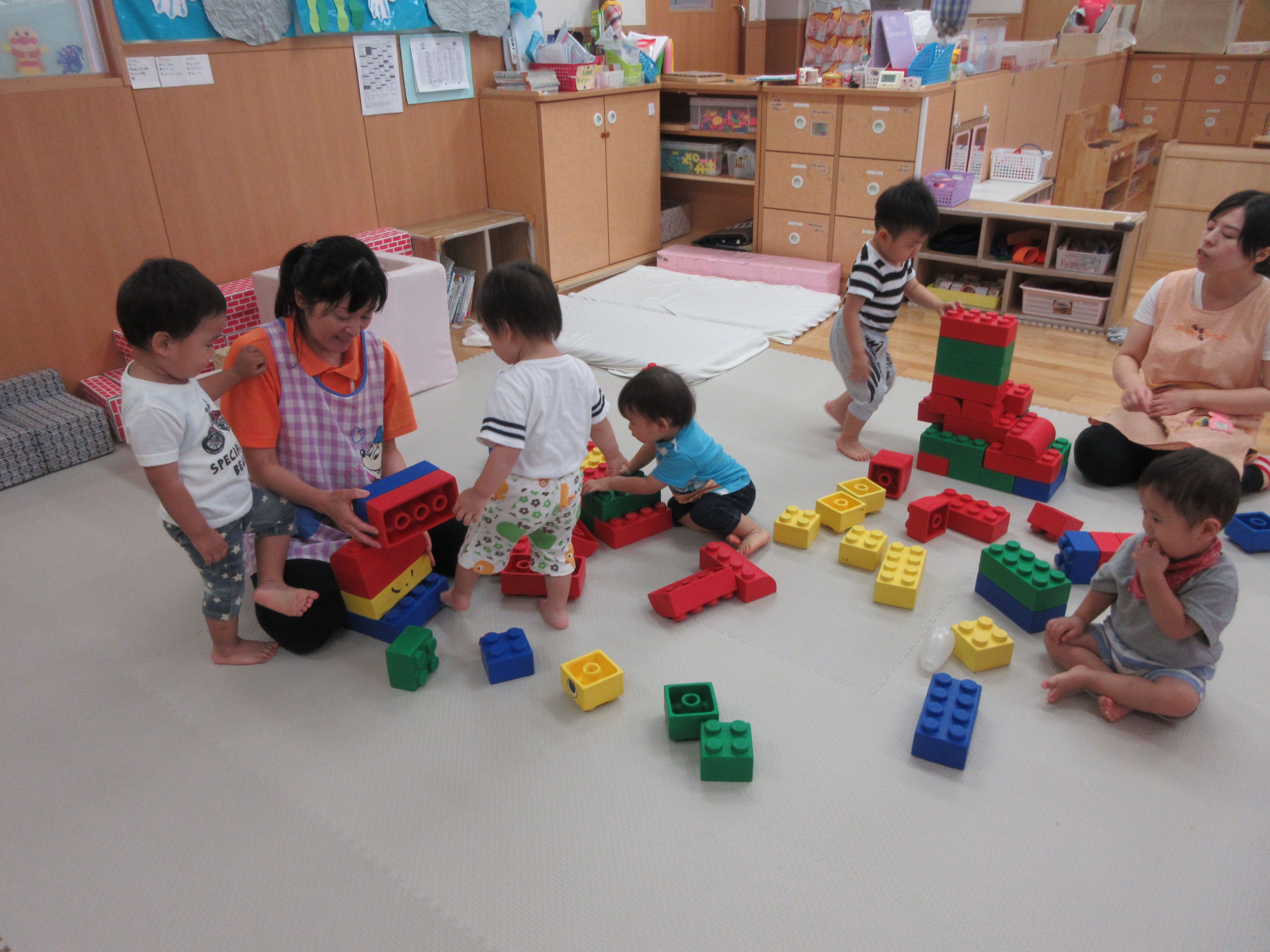 おともだちと一緒に室内あそび 1歳児 社会福祉法人サンビジョン 保育部会