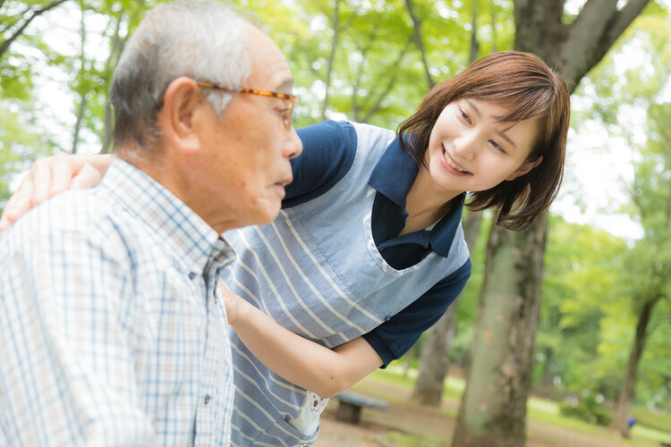 介護福祉士は人材不足？どうやったらなれるの？