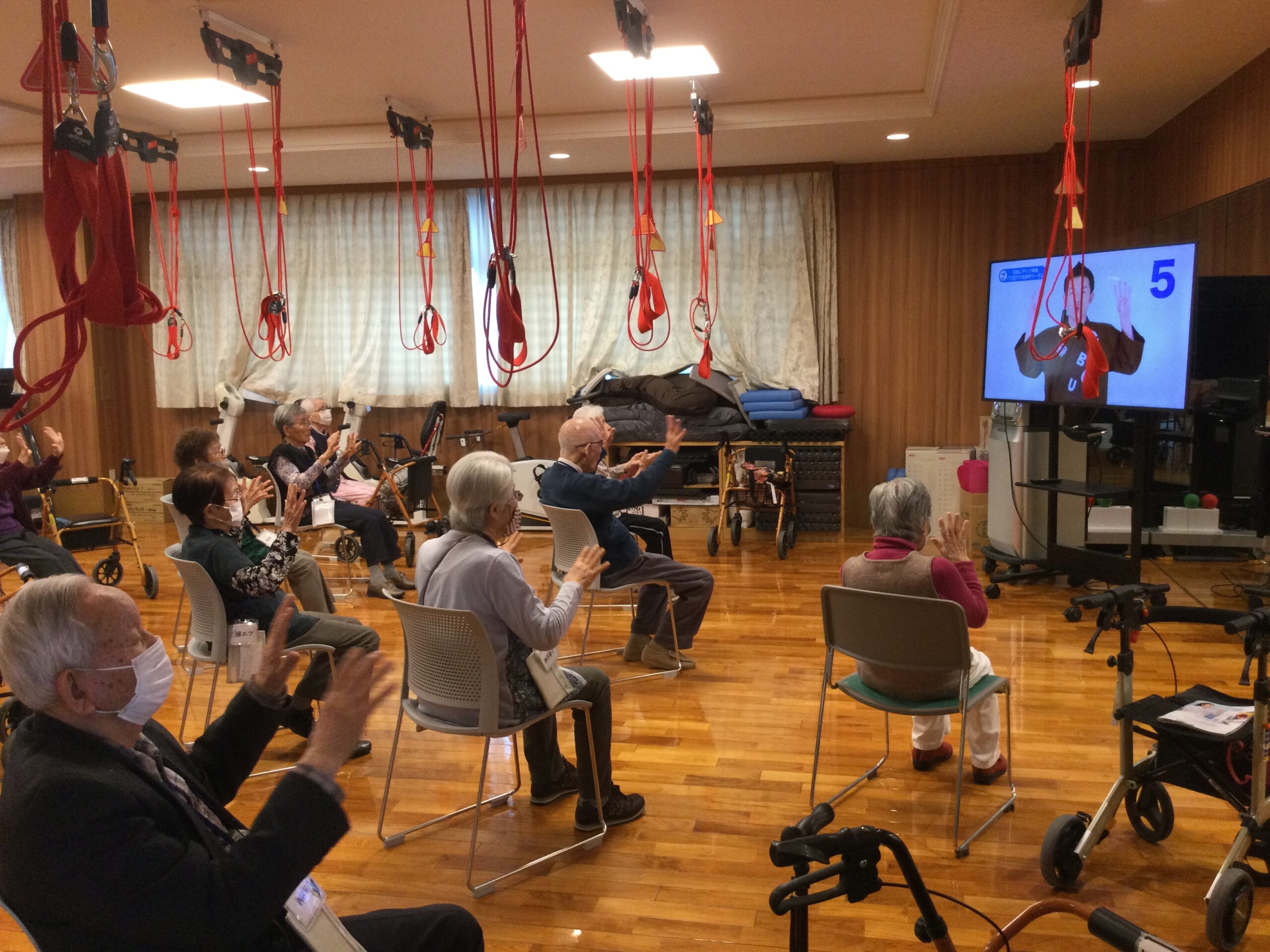 【大型デイサービスセンターサンサンリゾート太古の湯】歌と体操