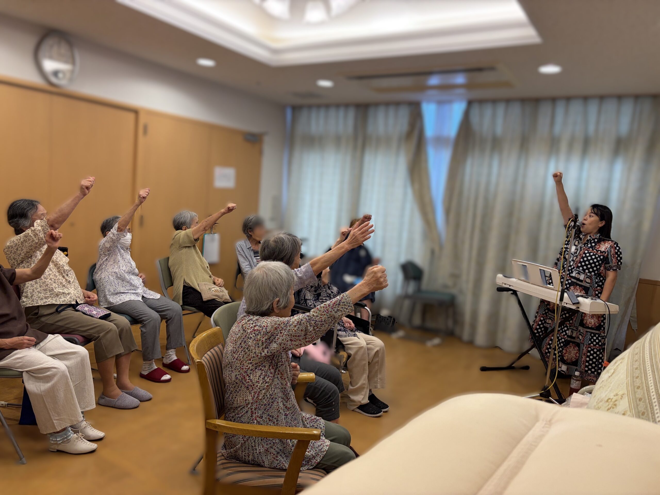 【グレイスフル浅山】一緒に「おー！」健康音楽教室