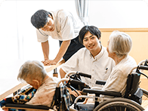 利用者さんとお話しをするスタッフ