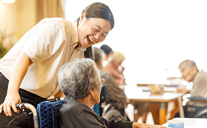 女性スタッフが利用者さんと楽しくお話ししている画像