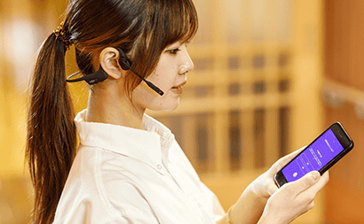 女性が介護記録システムを操作している画像