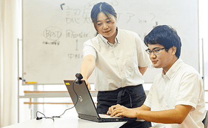 男性スタッフと女性スタッフが、パソコンを操作している画像