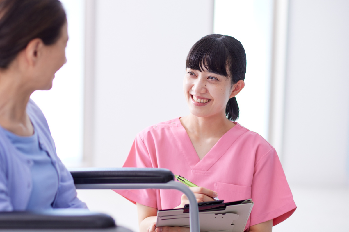 改めて考える 介護業界で働くことの魅力とは？やりがい・安定性・社会貢献のサムネイル