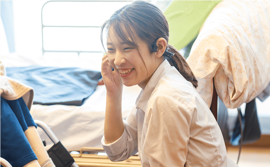 笑顔の女性スタッフ